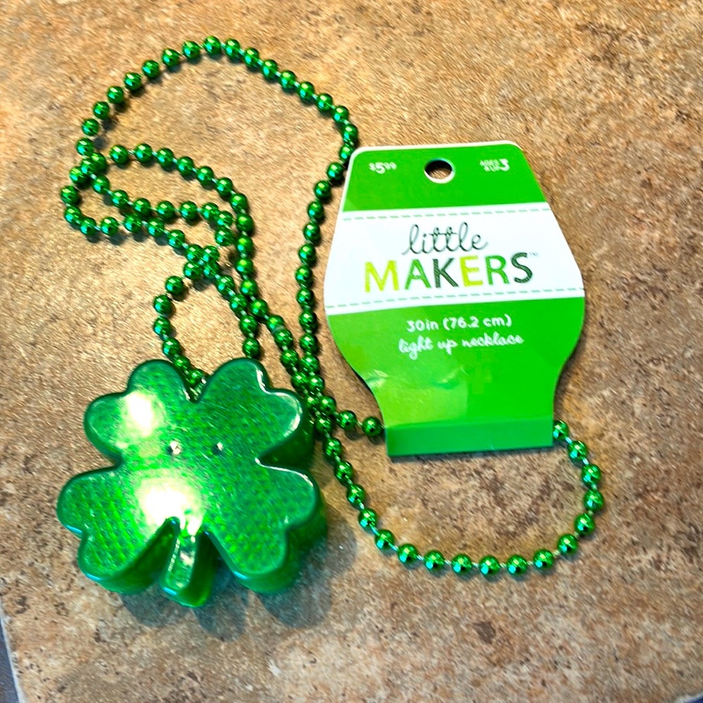 NWT St Patrick’s Day Light up Necklace